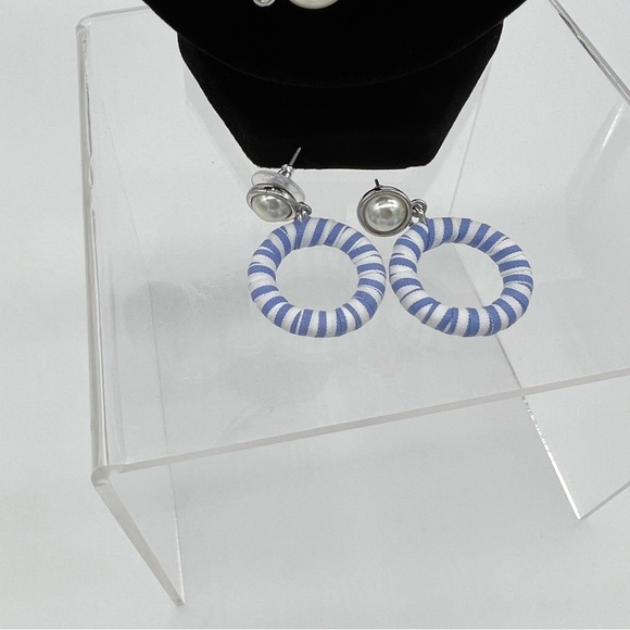 Liz Claiborne Set of Faux Pearls Blue Stripe Stone & Earrings - Picture 3 of 6